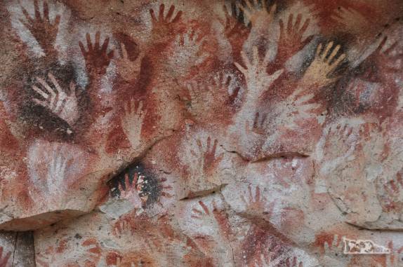 Painel com uma das maiores concentrações de mãos na Cueva de Las Manos, no sul da patagônia, na Argentina